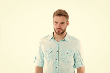 Katı yüzlü, beyaz arka planda izole edilmiş bir adam. Sakallı adam yakışıklı ve bakımlı görünüyor. Sakallı ve çekici adam görünüşüne önem veriyor. Erkeksi güzellik konsepti