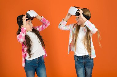 Sanal gerçeklik keşfedin. Çocuklar kızlar sanal gerçeklik oyunu oynayın. Arkadaşları vr içinde etkileşim. Alternatif gerçeklik keşfedin. Geleceği var. Siber uzay ve sanal oyun. Sanal gerçeklik teknolojisi