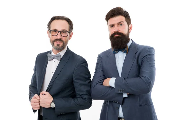 Деловые партнеры опытные коллеги. Мужчины носят костюмы с бородой. Мы научим тебя бизнесу. Советы экспертов. Официальное деловое мероприятие конференции. Модный костюм бизнесмена изолированный белый — стоковое фото