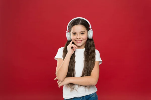 Perfecta experiencia de sonido. Lindo fan de la música. Niña escuchando música. Niña usando auriculares estéreo. Los niños pequeños disfrutan de la música jugando en los auriculares. Ideal para el entretenimiento, así como el estudio — Foto de Stock