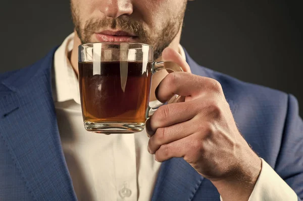 Café ou xícara de chá na mão masculina, de manhã — Fotografia de Stock