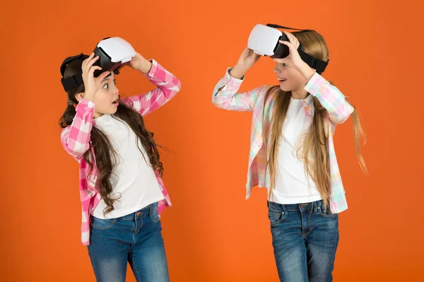 Ontdek de virtuele realiteit. Kids meisjes spelen virtuele werkelijkheid spel. Vrienden communiceren in vr. Verkennen van alternatieve realiteit. Toekomst is aanwezig. Cyberspace en virtuele gaming. Virtuele realiteit technologie — Stockfoto