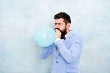 Mavi balon şişiren bir adam. Balonlu sakallı adam. İyi ki doğdun Parti hazırlığı, kutlama. Praparation 'dan doğum günü partisine. Doğum günü partisi balonu. Parti balonu. şık olay yöneticisi