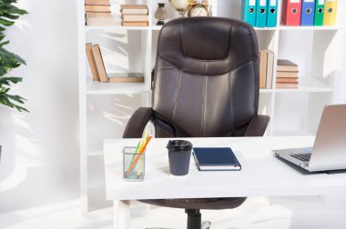 Ofis iç. modern ofis iç tablo. boş iç tasarım. Büro hayatı. iç ofis binası. hiçbir insan ile modern tasarım. Dizüstü bilgisayar, kahve ve Not tablo üzerinde konferans salonu