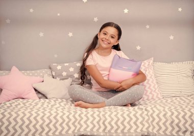 Kız gibi sırları. Kız çocuk yatak ile çanta ya da kozmetik çantası yatak odasında oturmak. Çocuk yatmaya hazırlanın. Keyifli zaman rahat yatak odasında. Kız çocuk uzun saç sevimli pijama rahatlatıcı yatak odasında