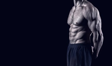 Çıplak göğüslü koç sporcu..