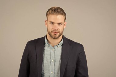 Resmi elbiseli şık saçlı adam. Sakal ve bıyık tıraşsız yüzündeki ile iş adamı. İş moda veya stil ve eğilim kavramı. Damat sakal ve berber saç bakımı