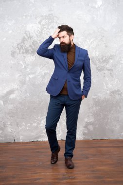 Şıklığı ve erkek tarzı. Şık kıyafet gri arka plan iş adamı veya ana bilgisayar. Moda kavramı. Şık tarzı. Adam sakallı hippi giyim Klasik takım elbise. Resmi kıyafeti. Takım çok iyi bak