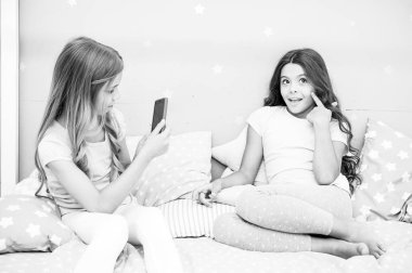 Fotoğraf çekim video alarak çocuklar. Smartphone fotoğraf kavramı. Kız gibi boş zaman pijama partisi. Müthiş vuruş poz kızlar smartphone. Fotoğraf sosyal ağ Smartphone kullanarak gönderin. Eğlence için Smartphone