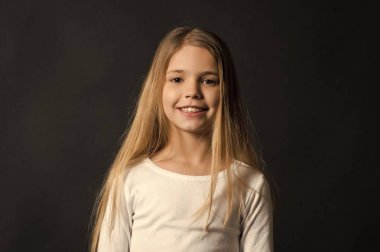 Uzun sağlıklı saç ile gülümseyen çocuk modeli