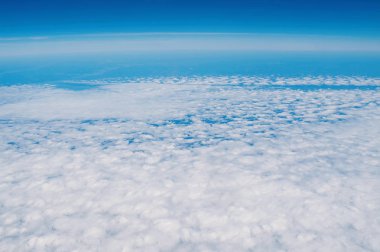 Mavi gökyüzü arka plan beyaz bulutlar, hava ile