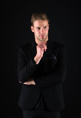 İlham için bekliyor. Formal giyim düşünceli iş adamı. Yakışıklı adam iş tarzı. Kendini şık görünümlü işadamı istihdam. İş kanepe ya da uzman. İş adamı. Ofis çalışanı