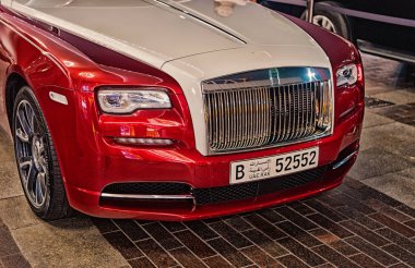 Dubai Alışveriş Merkezi'nin yanında lüks araç Rolls Royce Wraith