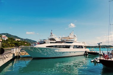 Yat st.thomas, İngiliz virgin Island palamarla. Güneşli mavi gökyüzü iskelede deniz gemi. Lüks seyahat yatta, Yolculuk tutkusu. Adada tatil yaz. Su ulaştırma araçları ve gemi