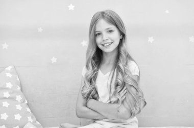 Şeyler daha sağlıklı saç istiyorsanız geceleri yapmamalısın. Nasıl stil saç yatağına git önce yapılır. Kız uzun kıvırcık saçları gri arka plan ile. Saç bakım ipuçları. Kolay bir şekilde tutmak güzel saç modeli