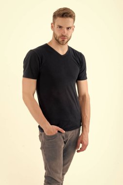 Ciddi görünümlü sakallı bir adam beyaz üzerinde izole edilmiş. Maço el ele tutuşuyor. Moda tarzında bir adam. Erkekler için moda. Kara Cuma ve Satış. Havalı bir şekilde. Yakışıklı ve kendinden emin.