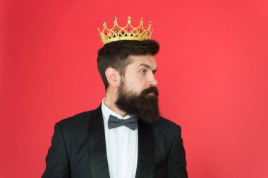 VIP. Büyük patron. Resmi olay. Kral tacı. Formal giyim erkek moda. Egoist. İşadamı özel smokin ve taç. VIP Takım elbiseli adam. Smokin ve papyon VIP partisinde adam sakallı. VIP Müşteri