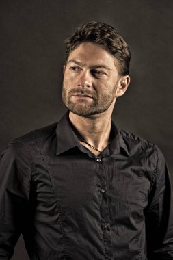 Saç Bakımı Güzellik salonları, berber dükkanı. Sakallı adam tıraşsız yüzü, berber dükkanı. Lisans ile şık saç, saç kesimi. Moda moda gömlekli adam. Erkek moda, stil ve trend, vintage.