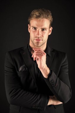 Düşünme ve seçme. El çene biriyle. Düşünme yüzü ile iş adamı. İş düşüncelerinde kaybettim. Düşünmek gerekir. Kendinden emin ve yakışıklı. Zarif ve şık