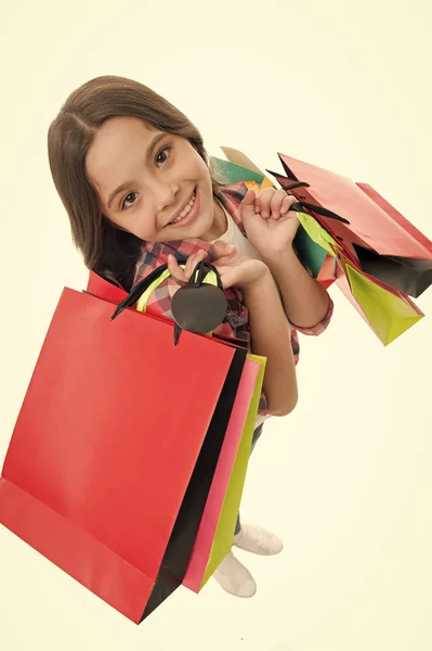 Mindet elveszem. Gyerek lány boldog mosolygós arc hordoz csokor csomag fehér háttér. A lány szeret vásárolni az akciós szezonban. Boldog bevásárlóközpontban vásárol. Gyermek aranyos fashionista vásárlás — Stock Fotó
