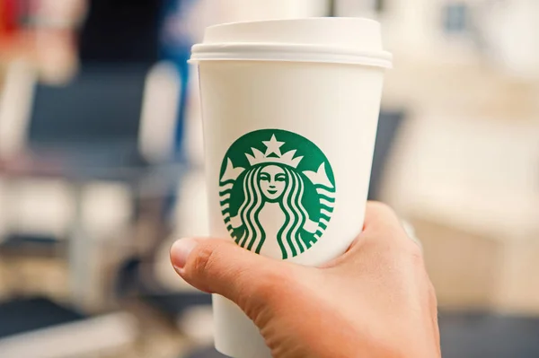 En lång Starbucks kaffe på starbucks-kafé — Stockfoto