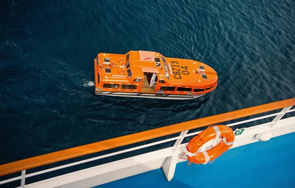 Livbåt eller orange båt på blå havet vatten, ovanifrån — Stockfoto