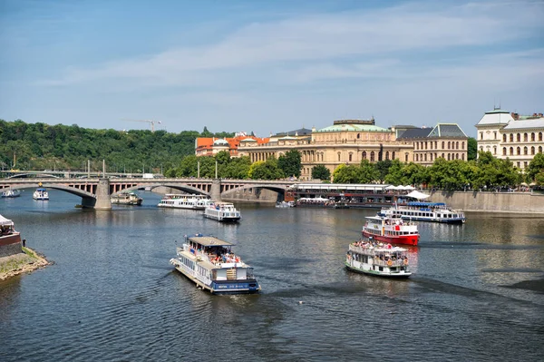 Prague, République tchèque - 03 juin 2017 : bateaux de plaisance sur la rivière Vltava. Navires de croisière de vacances sur le paysage urbain sur ciel bleu. Vacances d'été et envie de vagabonder. Voyage par voie navigable — Photo