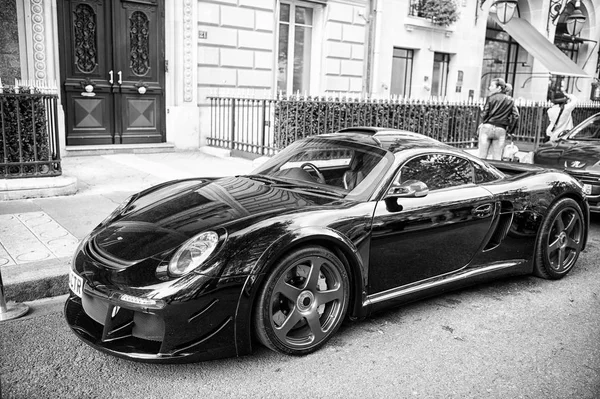 Lüks süper araba Porsche RUF CTR3 Clubsport siyah rengi Paris caddesinde park halinde. Porshe ünlü pahalı bir otomobil markasıdır. — Stok fotoğraf