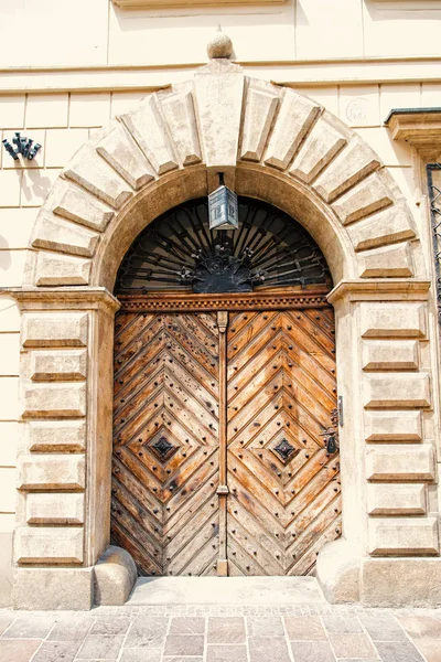 Πόρτα εισόδου σε πέτρινη καμάρα στην Κρακοβία, Πολωνία — Φωτογραφία Αρχείου