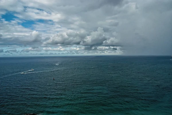 Yağmurlu gökyüzü bulutlu ABD'de mavi deniz üzerinde — Stok fotoğraf