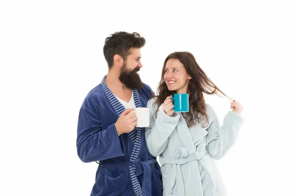 Pareja enamorada. Café matutino. Una feliz pareja bebe café. Feliz desayuno familiar. Mañana en casa. Una feliz pareja familiar. Hora del café. Hora del té. Pareja disfrutando del fin de semana de bienestar. Vibraciones matutinas — Foto de Stock