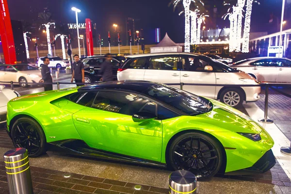 Суперкар Lamborghini Huricane зеленого цвета — стоковое фото