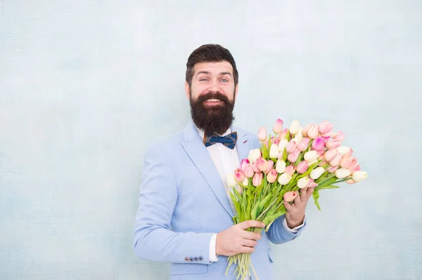 Des tulipes pour ma chérie. Homme bien entretenu porter tuxedo noeud papillon tenir bouquet de fleurs. Invite-la à sortir. Un homme romantique aux fleurs. Cadeau romantique. Macho se prépare rendez-vous romantique. En attendant ma chérie — Photo