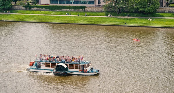 Bateau touristique sur la Vistule à Cracovie, Pologne — Photo