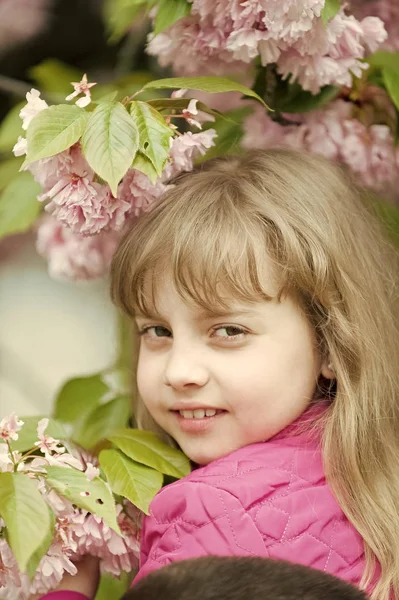 Dívka úsměv s třešňový květ, krása — Stock fotografie