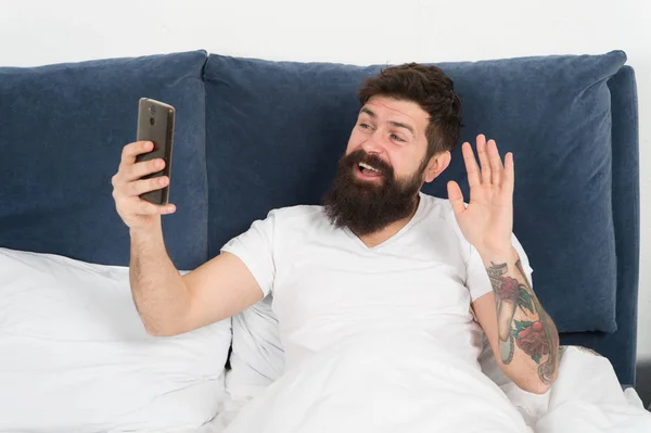 Mañana a primera hora. Hombre barbudo hipster navegar por las redes sociales de Internet. Saluda a tus amigos. Comunicación en línea. Dependencia móvil. Comunicación en redes sociales. Comunicación digital —  Fotos de Stock