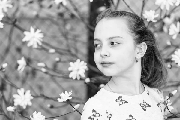 Roztomilé jaro módní dívka pod květ magnólie strom — Stock fotografie
