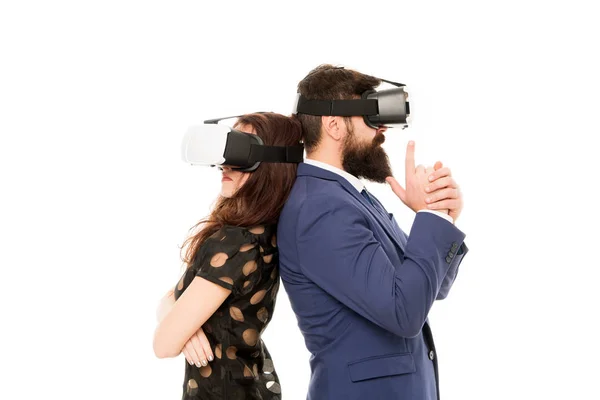 Negocio implementar tecnología moderna. Pareja colegas usan hmd explorar la realidad virtual. Los socios comerciales interactúan en la realidad virtual. Nueva oportunidad. Software moderno para negocios. Imagínate. — Foto de Stock