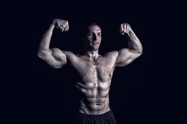 Bodybuilder zeigt Muskeln, Bizeps und Trizeps — Stockfoto