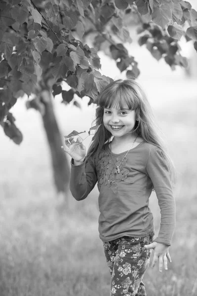 Little girl with green leaf. black and white — Stock Photo, Image