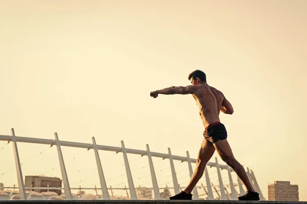 Deportista con cuerpo musculoso en el cielo blanco —  Fotos de Stock