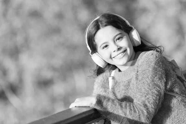 Felice e spensierato. Bambina felice. Bambino piccolo felice sorridente il giorno d'autunno. Giochi d'infanzia durante la stagione autunnale. Felicità infantile — Foto Stock