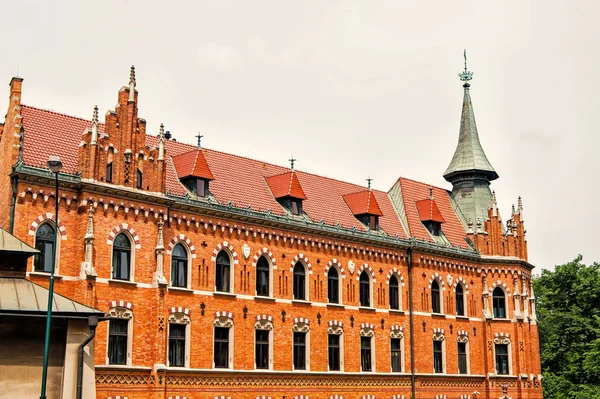 Gebäude aus rotem Ziegel in Krakau, Polen — Stockfoto