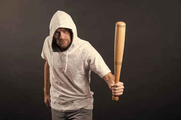 Mann hält Baseballschläger, Aggression. Hooligan trägt Kapuze in Kapuzenpulli, Mode. Gangster-Typ droht mit Schlagwaffe Aggression, Wut und Gewalt — Stockfoto