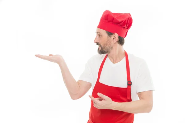 Гештальт убік. Зрілий головний кухар готує червоний фартух. Старший кухар з бородою і вусами носить ляльковий фартух. Бородатий зрілий чоловік в капелюсі шеф-кухаря і фартуха. Представляє продукт, простір для копіювання — стокове фото
