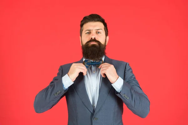 Homem barbudo hipster usar roupa clássica terno. Roupa formal. Cuida bem do fato. Elegância e estilo masculino. Empresário ou anfitrião roupa elegante no fundo vermelho. Conceito de moda. Estilo elegante — Fotografia de Stock