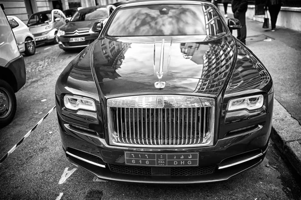 Lüks Supercar Royce Rolls Royce 'u Paris' te caddeye park etmiş mavi ve altın rengi bir hayalet olarak gösteriyor. Rolls Royce Rolls-Royce ünlü pahalı otomobil markasıdır. — Stok fotoğraf