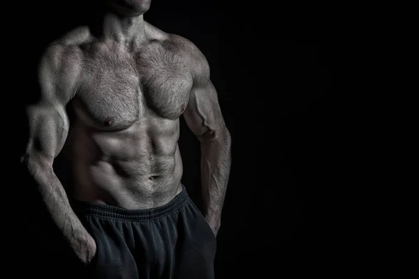 Homem fisiculturista bonito com treinamento do corpo muscular no ginásio — Fotografia de Stock