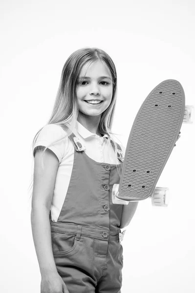 少女ペニー ボード。ペニー スケート ボードの女の子スケーター。少し流行に敏感なスケートボーダー。かわいい流行に敏感。ペニー基板の感じをお楽しみください。以上で巡航しないまでのクルーズします。 — ストック写真