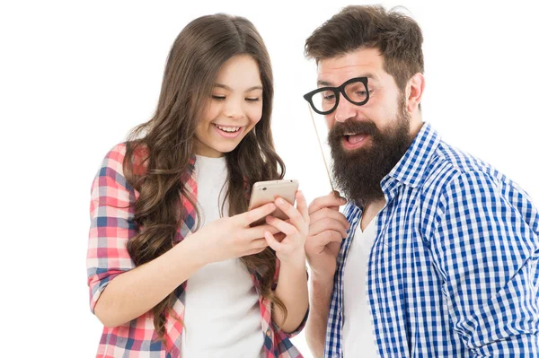 Ella es consultora de TI para papá. La paternidad y la infancia. Un padre encantador y un niño lindo. Hija enseña a padre cómo utilizar el teléfono inteligente. Los mejores amigos de papá y niño. Divertirse con el padre alegre —  Fotos de Stock